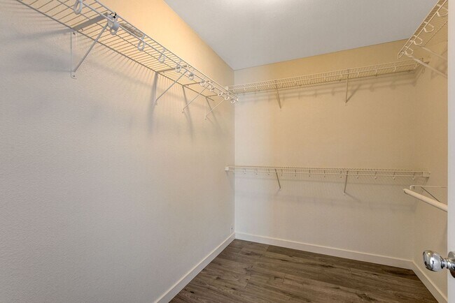 Building Photo - Spacious 3 bedroom home with large yard in...