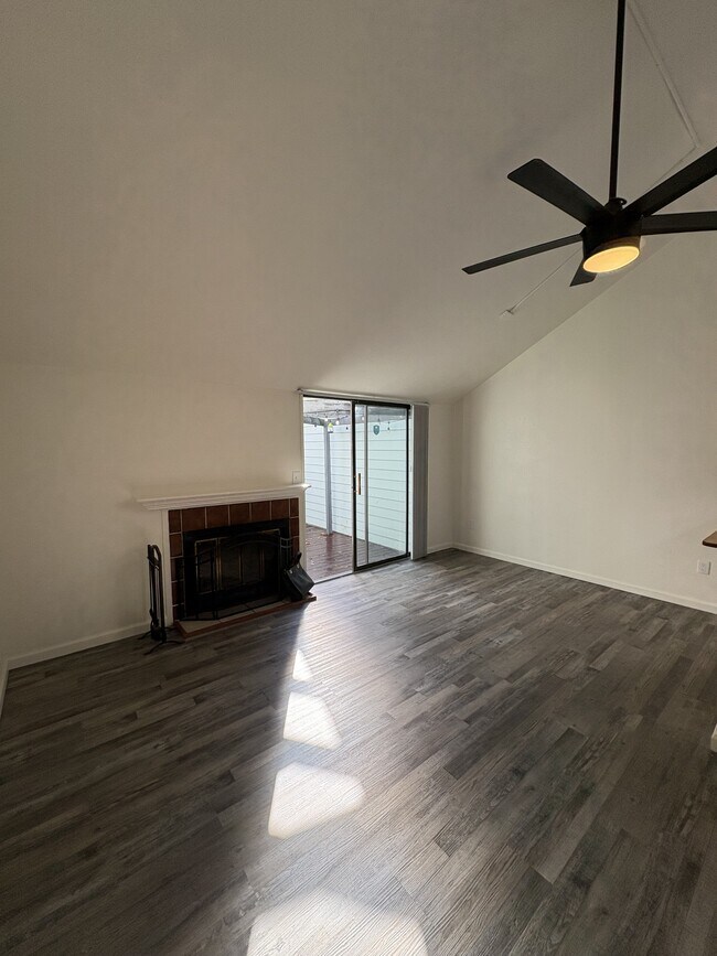 Building Photo - 228 Courtyards E