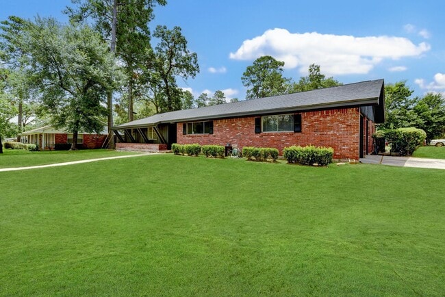 Building Photo - 1703 N Roberson St