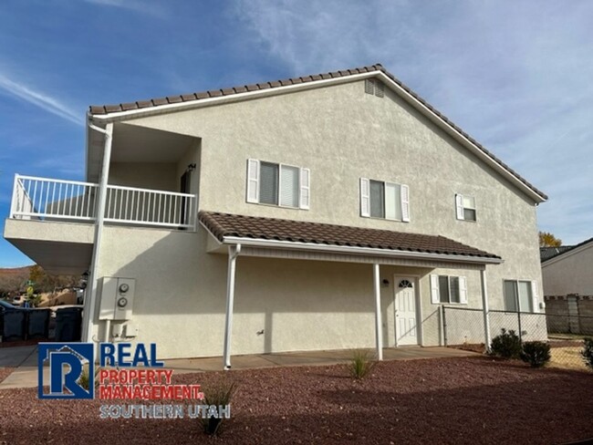 Building Photo - Pretty Parkside Duplex