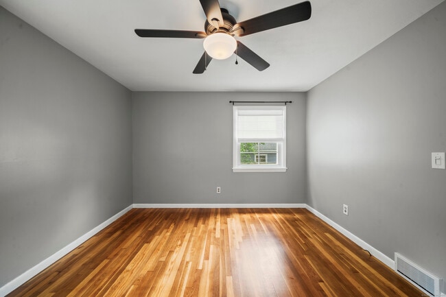 Building Photo - 31 Varno Ln
