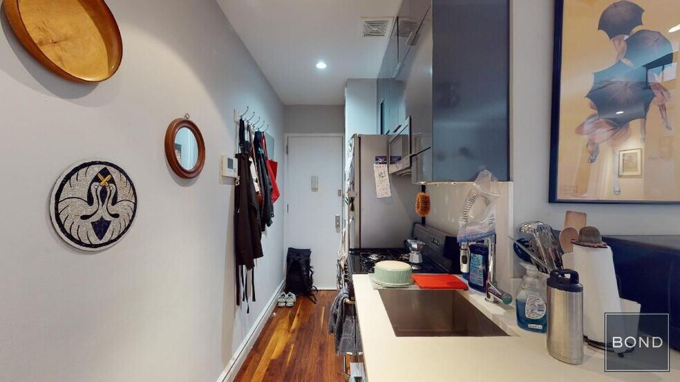 Building Photo - 1590 Lexington Ave