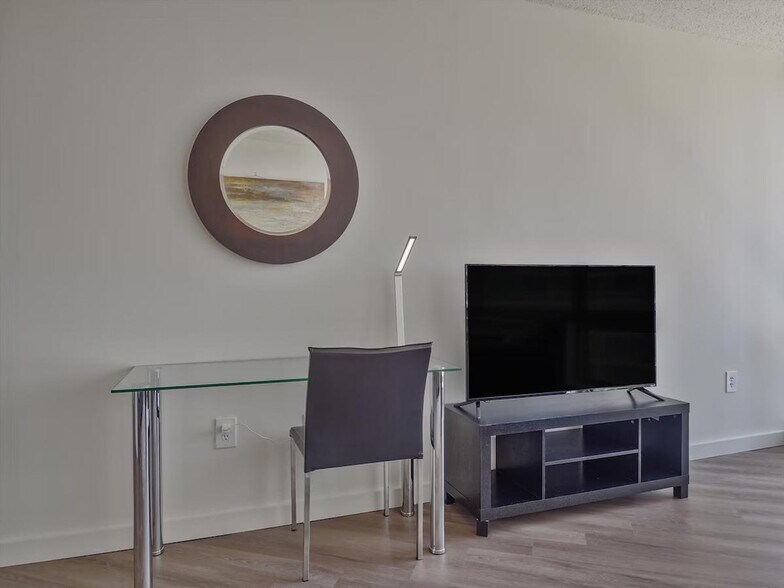 Building Photo - 33 Hudson St