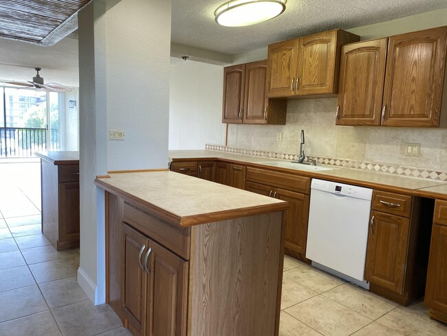 Building Photo - 4 Royal Palm Way