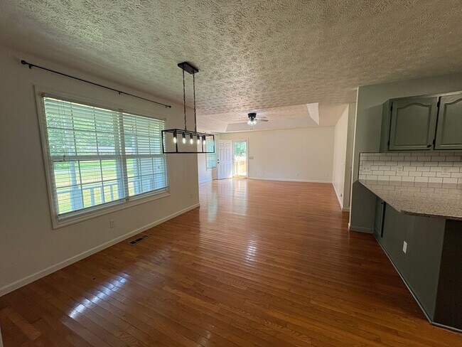 Building Photo - 671 Circle Dr