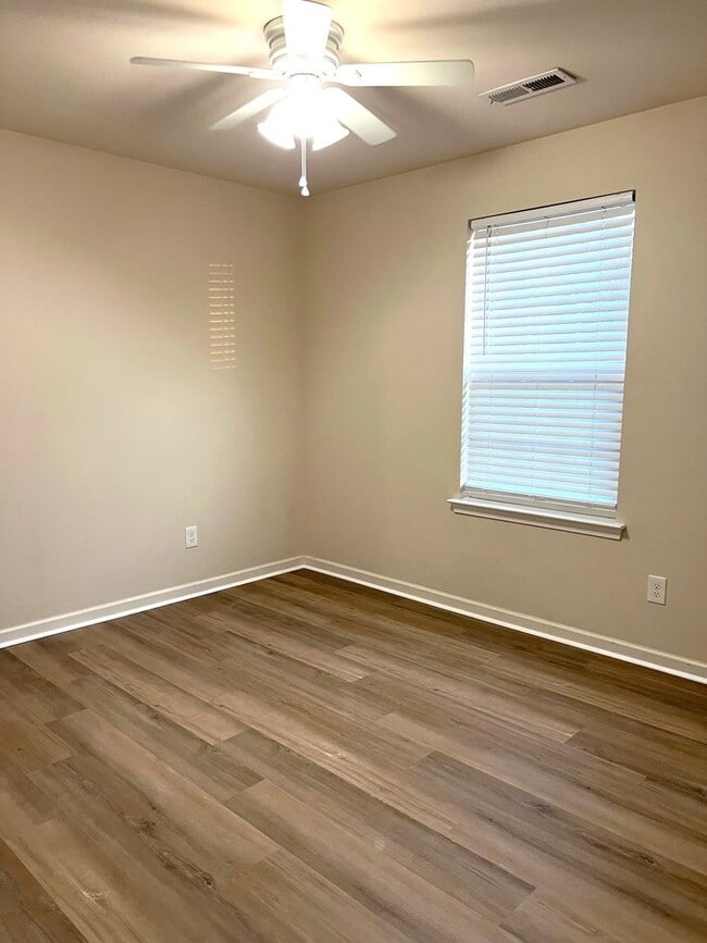 Building Photo - LAKE FOREST VILLAGE