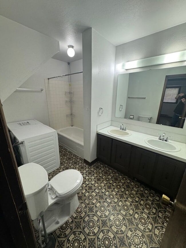 Building Photo - 2 Bedroom Unit in South Anchorage!