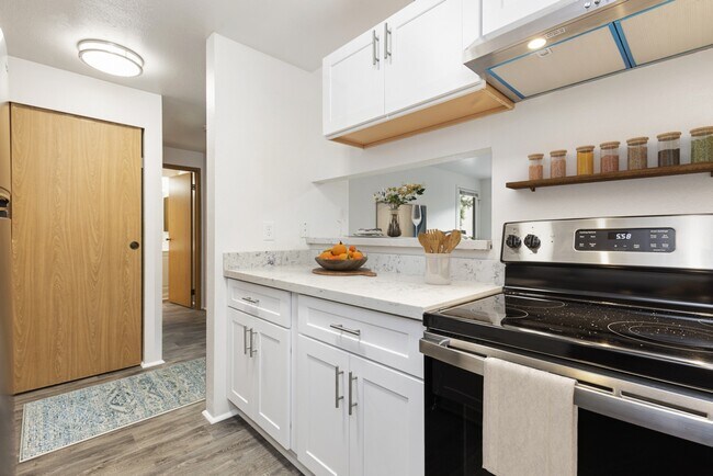 Building Photo - Hillcourt Apartments