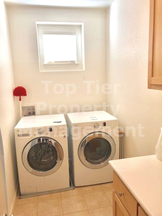 Building Photo - Very nice 4 bed, 2.5 bath, 1,885 sqft duet home in Concord available January 30th for lease!