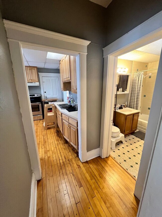 Building Photo - 922 E 5th St