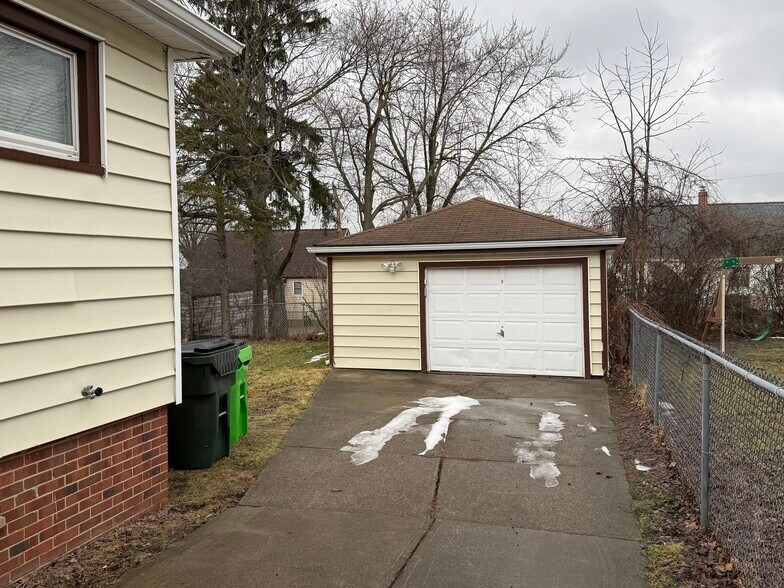 Building Photo - 5409 E 131st St