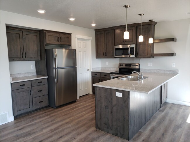 Building Photo - Brand New Springville Townhome