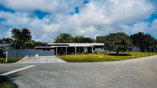 Building Photo - 525 NE 27th St