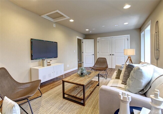 Building Photo - 4bd/2.5ba Kirkland House