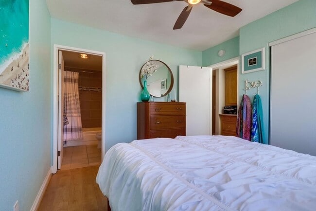 Building Photo - Stunning 2 bed 2 bath top floor condo in gated community with 2 covered parking spaces!