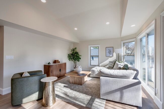 Primary Photo - 7223 University Ave