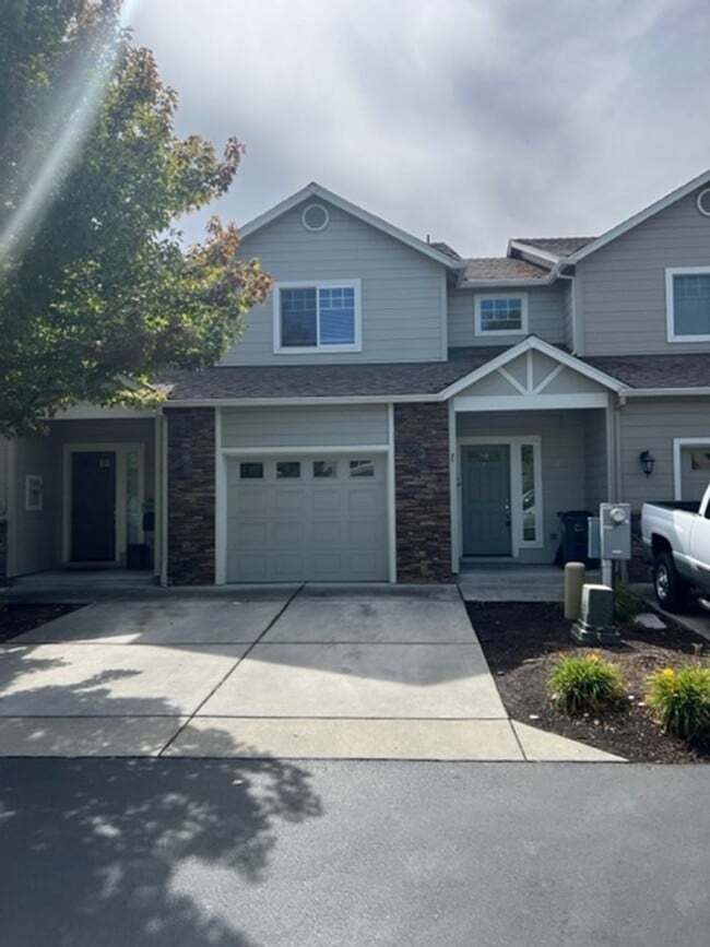 Building Photo - 3 BEDROOM TOWNHOME/ FENCED YARD/ ATTACHED GARAGE