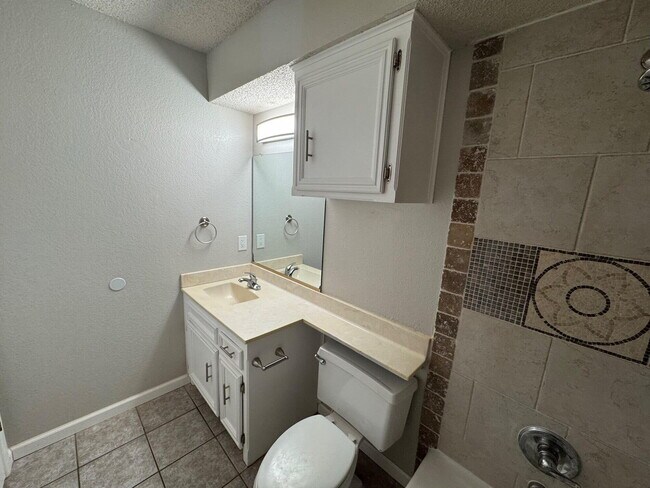 Building Photo - 121 Troy Ave