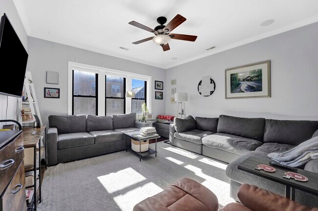 Building Photo - 1608 W Byron St