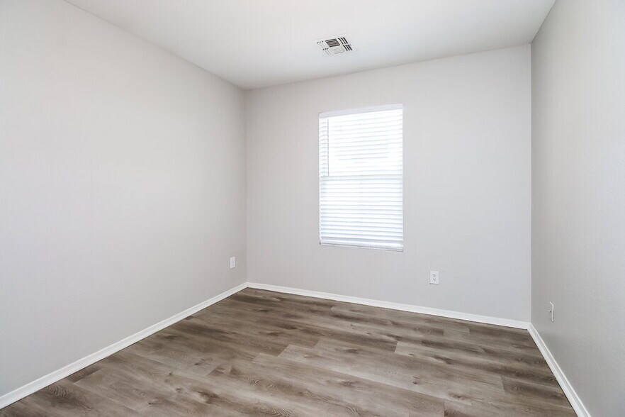 Building Photo - 2522 S 90th Glen