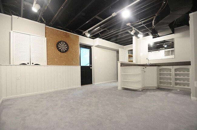 Building Photo - Classic 4 Bed 3.5 Single Family Home Sitti...