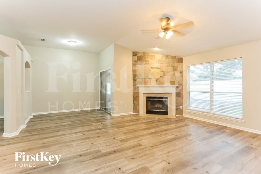 Building Photo - 2444 Bentwater Dr W