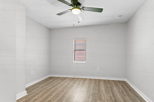 Building Photo - 1424 E 25th St