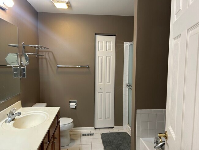 Building Photo - 394 Bay Dr