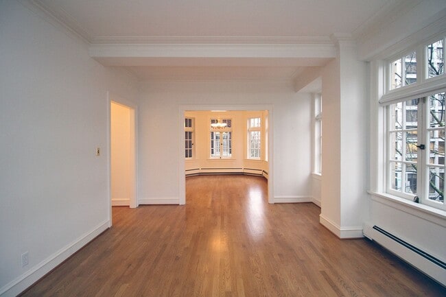 Building Photo - 1209 SW 6th Ave