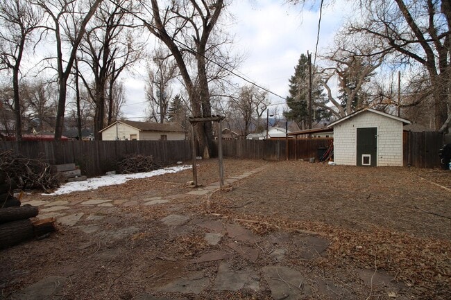 Building Photo - Adorable 3bdrm Downtown Bungalow