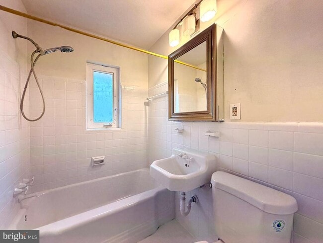 Building Photo - 2121 Patrick Henry Dr