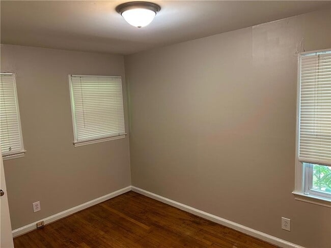 Building Photo - 3231 Pinehill Dr