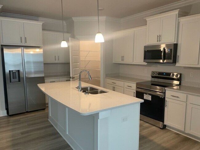 Building Photo - 4 Bedroom/2 Bathroom Minutes from Local Beach!