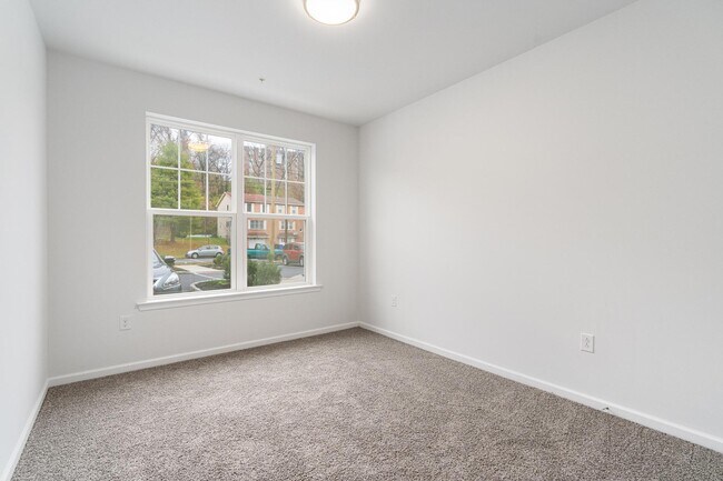 Building Photo - 565 W Lehigh St