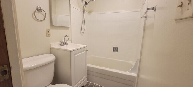 Building Photo - This is a great 1-bdr right in the heart o...