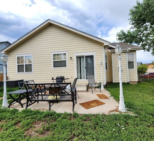 Building Photo - Beautiful 3 Bed 2 Bath Home Near Fort Carson!!!