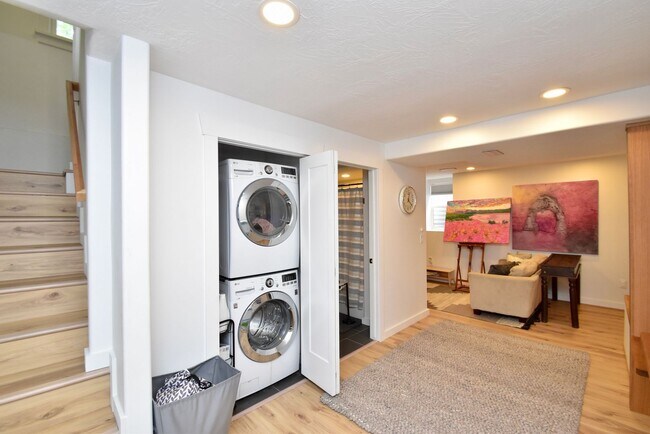 Building Photo - Newly Remodeled 4 Bedroom 2 Bath Home in Salt Lake City!!