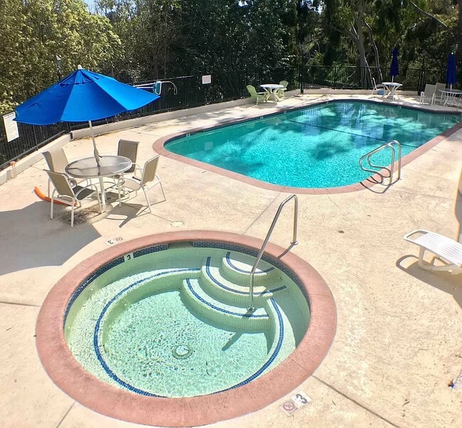 Club Pool + Jacuzzi - 10442 Colina Way