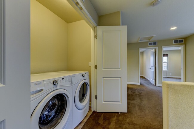 Building Photo - Beautiful 3 bed Uptown Broomfield Townhome...