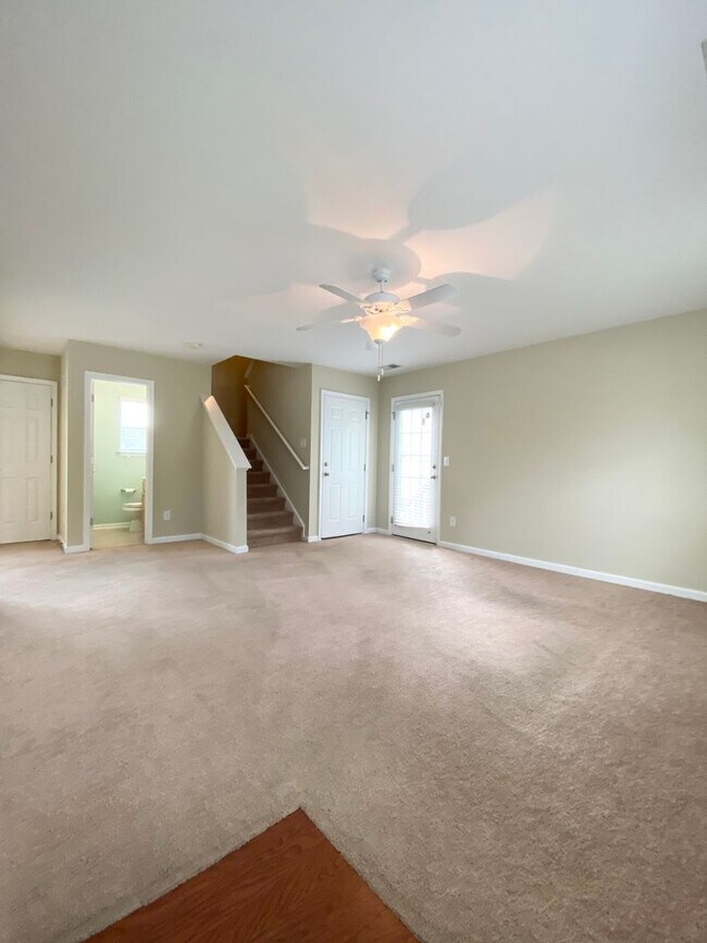 Building Photo - Beautiful 3 Bed 2.5 Bath House