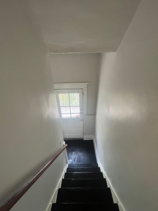 Building Photo - Beautifully renovated 3 bedroom house!