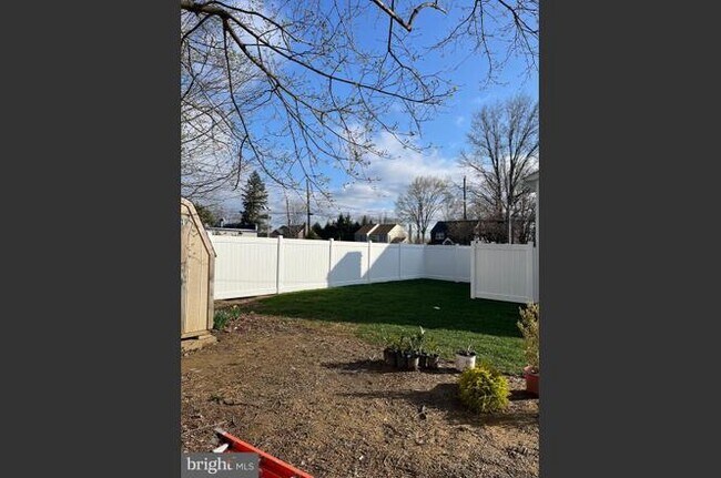 Building Photo - 540 W Springfield Rd