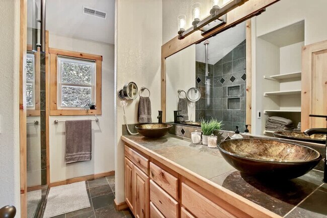 Building Photo - 130 Par Dr