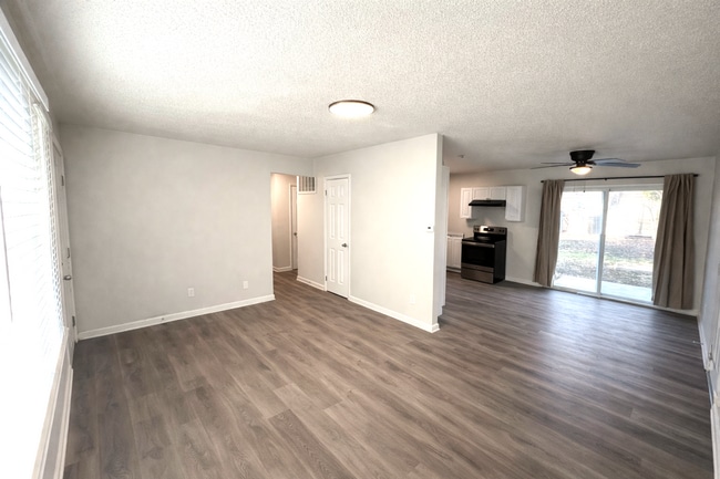 Building Photo - SEE IT NOW: Charming Home on a Peaceful Street in South Kansas City!