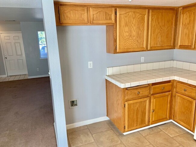 Building Photo - Tranquil 2 bed 2.5 bath Townhouse in Fairf...