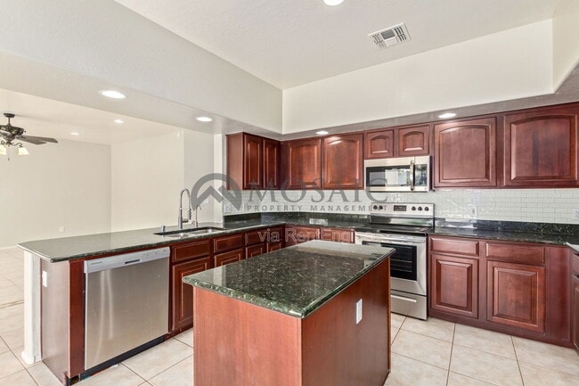 Building Photo - 883 E Powell Way