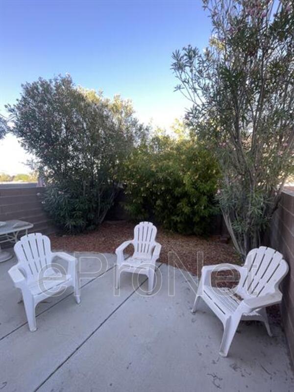 Building Photo - 2760 Stargate St