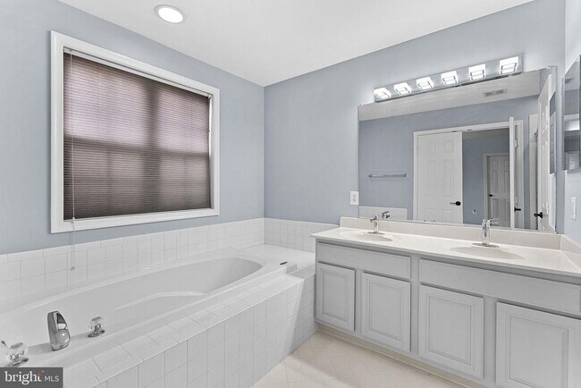 Building Photo - 13584 Cedar Run Ln