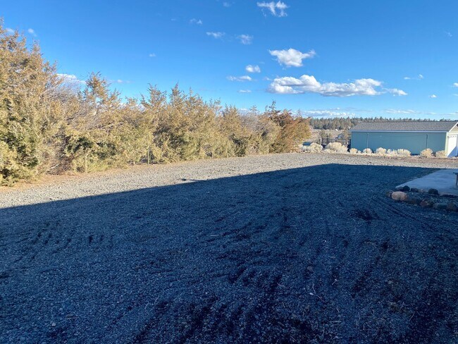 Building Photo - 3 Bedroom 2 Bathroom house in Crooked River Ranch with huge views and a shop!