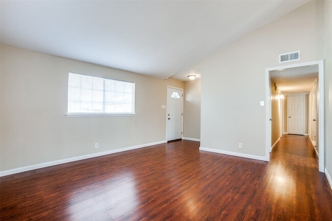 Building Photo - 811 Brentwood Ln